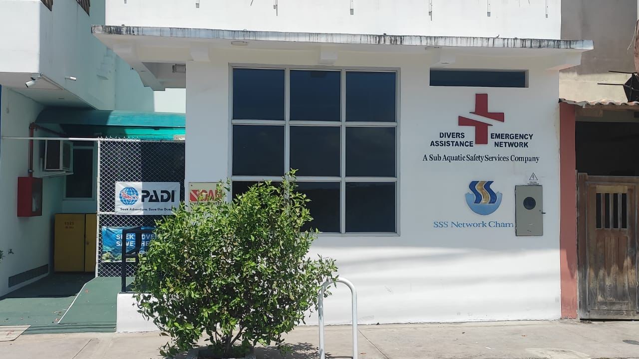 Galapagos recompression chamber door
